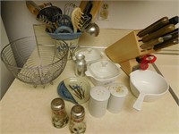 ASSORTMENT OF GADGET CONTAINER AND CORNINGWARE