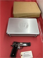 Smith & Wesson 945-1 .45 auto Pistol