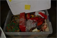 536: Tote of assorted Xmas items angels wreath
