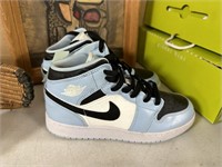 NICE NIKE AIR JORDAN SHOES SIZE 5.5Y