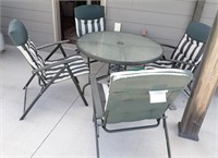 PATIO TABLE W/4 FOLDING CHAIRS