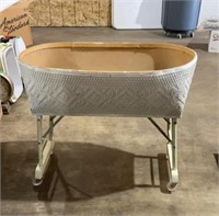 Baby bassinet on wheels, foldable legs