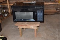 Amana Microwave Oven, Measures: 30"W x 15"D x