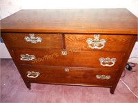 Oak dresser w/4 dovetail drawers (1 handle