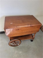 Vintage tea cart in very good condition!