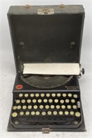 (JL) Remington Portable Typewriter 11? x 12? x 4