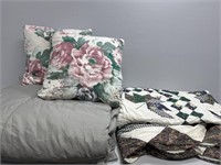 Lightweight quilt , Gray comforter, pillows