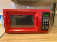 RED KITCHEN MICROWAVE BY WALMART, 700 WATT