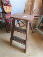 WOOD STEP STOOL