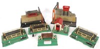 LIONEL O GAUGE MODEL TRAIN ACCESSORIES & BUILDINGS