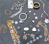 TABLE LOT ASSORTED COSTUME JEWELRY NECKLACE MORE