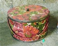 CLEAN VINTAGE SEWING BASKET WITH TRAY