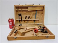 Boîte à outils et outils d'époque pour les enfants