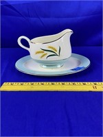 International D.S. gravy boat set