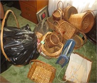 Various baskets, linens