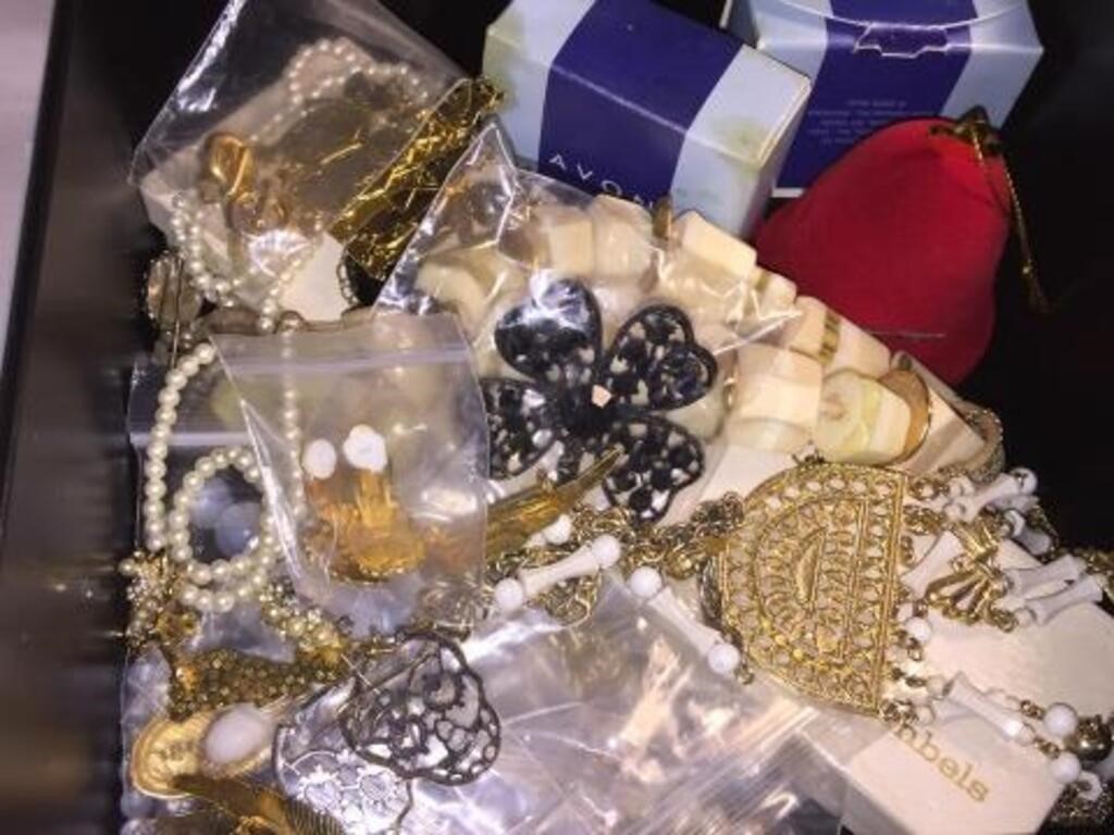 MIXED VINTAGE JEWELRY LOT INCLUDING FREIRICH.  ONE