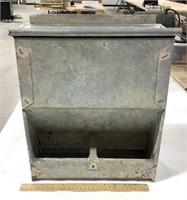 The WLCC metal feeder 14in x 7in x 15in