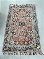 Beautiful Floral Oriental Rug apx 5x8