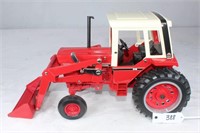 International 986 Tractor w/FE Loader