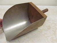 Metal/wood scoop