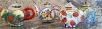 T - LOT OF COLLECTIBLE TEAPOTS (P122)