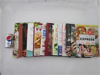 Plusieurs magazines et livres de cuisine