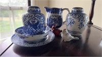 Five pieces of blue and white China, including