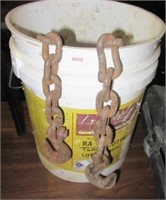 Log chain with single hooks on both ends.