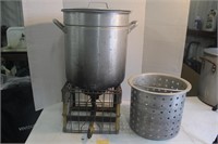 Large Stainless Steel Pot w / Basket Strainer