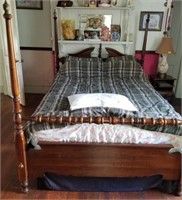 EARLY AMERICAN STYLE 4 POSTER BED WITH BEDDING