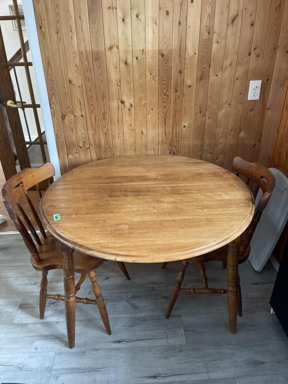 Circle table with fold down leafs and two chairs