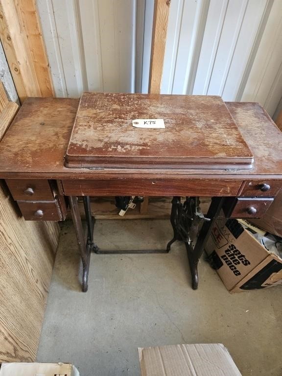 Singer Sewing Machine with cabinet 15-88/15-89