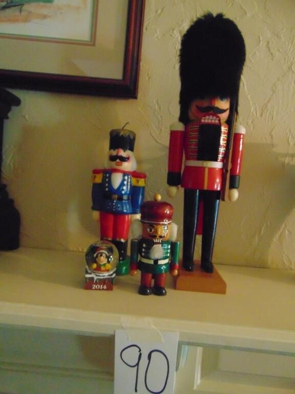 2 Nutcrackers with Nutcracker Candle