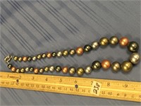 Multi-colored pearl necklace      (a 7)