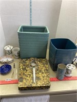 Vtg bathroom scale trash cans  and bathroom items
