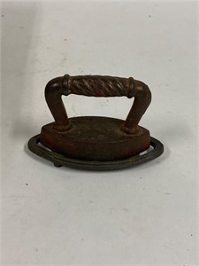 Mini Cast iron iron with trivet