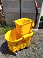 Rubbermaid Mop bucket like new