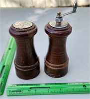 Wood salt & pepper grinder/shaker