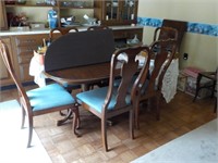 Beautiful Dining room table, 6 chairs, Lg. leaf