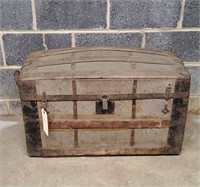 Vtg Rounded Top Trunk w/ Metal