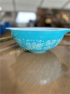 Vintage turquoise pyrex bowl
