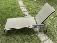 Outdoor lounge chair with adjustable back