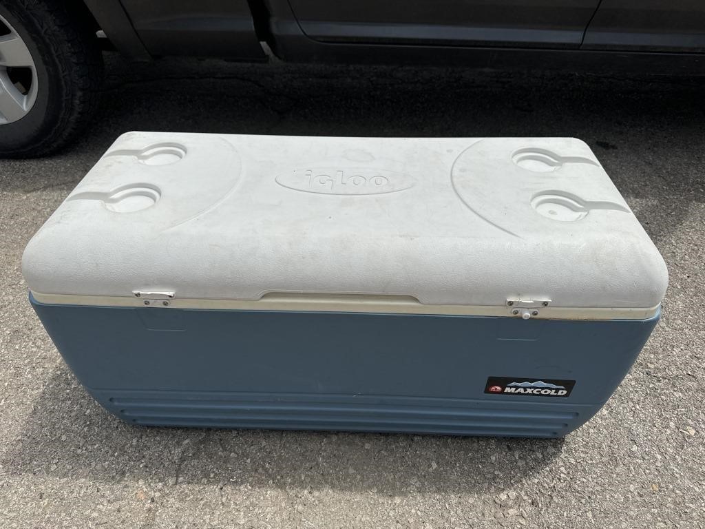 Large 40 inch igloo cooler (has busted hinges)