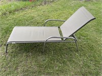 Outdoor lounge chair with adjustable back