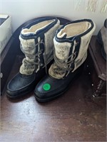 Women's size 6 winter boots (Bedroom)