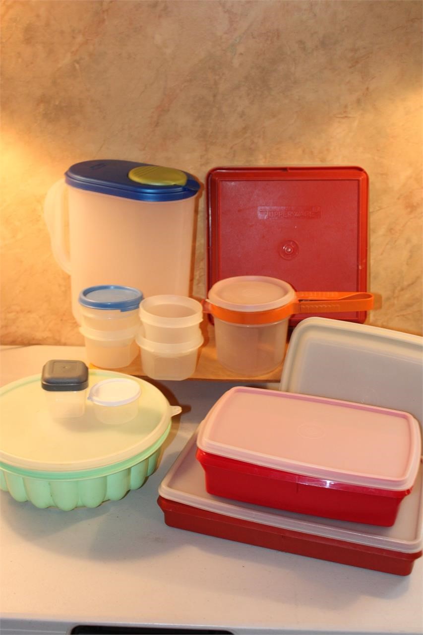 Food storage lot with Tupperware