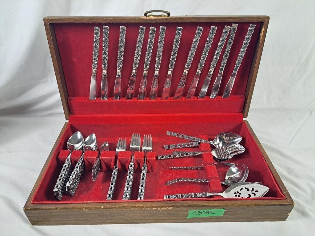 Oneida Deluxe stainless flatware. (80 pieces) Box