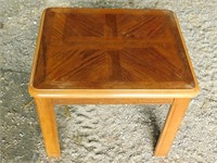 Table d'apoint en bois vintage 22"Lx 26" longeur