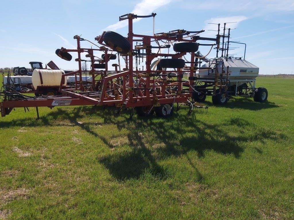 32' Bourgault 528-3 air seeder with 2155 TBH tank