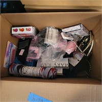 M199 Box of new Novelty items, give aways